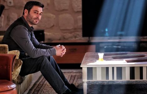 نجم «المدينة البعيدة» أوزان أكبابا يستعد لتصوير إعلان جديد