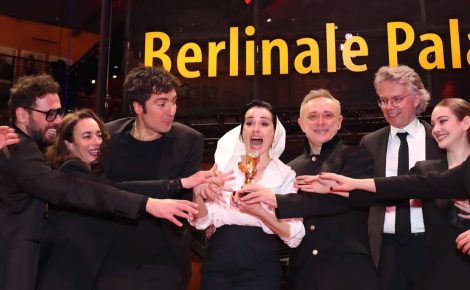 أوزغو نامال تفوز بالدب الذهبي عن فيلم “Sarı Zarflar” في مهرجان برلين