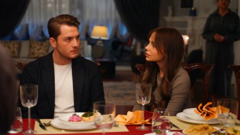 جدل حول مشهد «لحم الخنزير» في مسلسل تحت نفس المطر.. والشركة المنتجة ترد