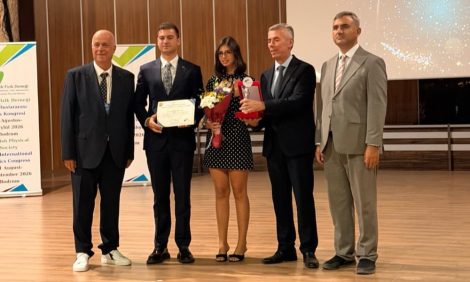 تكريم زينب أتيليغان بطلة هذا البحر سوف يفيض بشخصية فاديمة من الجمعية الفيزيائية التركية